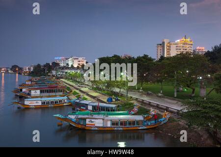 Il Vietnam, tonalità, vista in elevazione del secolo Hotel, Fiume Perfume e barche drago, crepuscolo Foto Stock