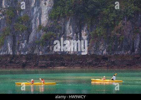 Il Vietnam, Halong Bay, il traffico in kayak Foto Stock