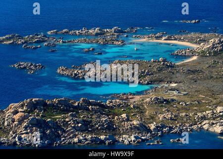 Francia, Corse du Sud, Bonifacio, Isole Lavezzi Riserva Naturale e la Furcone acciarino e cimiteri che ospita le tombe dei naufraghi Semillante uomini (vista aerea) Foto Stock