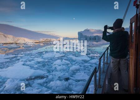 La Groenlandia, Disko Bay, Ilulissat, a bordo di barche da pesca nel ghiaccio flaoting, tramonto Foto Stock