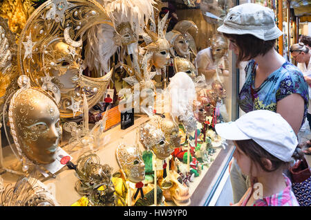 Venezia, Italia - 23 giugno 2011: vista turistico su costose maschere di carnevale in vetrina della città di Venezia. La prima menzione scritta di maschere nei giorni festivi Foto Stock