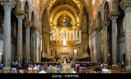 MONREALE, Italia - 25 giugno 2011: persone in interno Duomo di Monreale in Sicilia. La Cattedrale di Monreale è uno dei maggiori esempi di Norman un Foto Stock