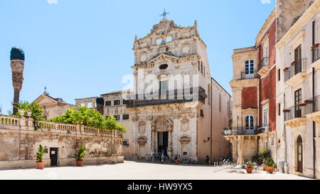 Siracusa, Italia - luglio 3, 2011: Visitatori vicino Chiesa di Santa Lucia alla Badia in piazza Duomo di Siracusa in Sicilia. La città è una città storica in S Foto Stock