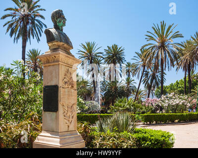 PALERMO, Italia - 24 giugno 2011: busto in Villa Bonanno giardino pubblico nella città di Palermo in estate. Il parco è stato progettato su piazza Vittoria di Palermo in Foto Stock