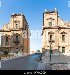 PALERMO, Italia - 24 giugno 2011: Porta Felice è city gate in via Cassaro nella città di Palermo. Porta Felice è stato costruito in stile rinascimentale e barocco scommessa Foto Stock