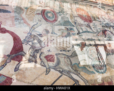 PIAZZA ARMERINA, Italia - 29 giugno 2011: dettaglio del grande mosaico di suoneria sul piano della Villa Romana del Casale. Questa antica villa è stata costruita nel 4 ° centu Foto Stock