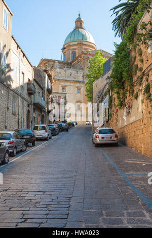 PIAZZA ARMERINA, Italia - 29 giugno 2011: street al Duomo in Piazza Armerina città in Sicilia. Cattedrale barocca fu costruita nel XVII e XVIII sec. Foto Stock