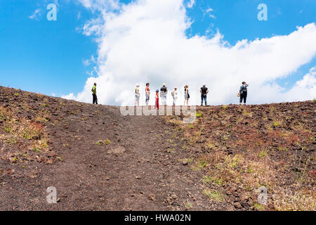 ETNA, Italia - luglio 1, 2011 - i turisti sul bordo del vecchio cratere del vulcano Etna. L'Etna è il vulcano attivo sulla costa orientale della Sicilia, il più alto Foto Stock