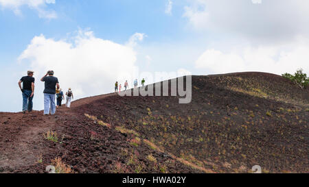 ETNA, Italia - luglio 1, 2011 - i turisti a piedi sul crinale tra antichi crateri dell'Etna. L'Etna è il vulcano attivo sulla costa orientale della Sicilia, Foto Stock