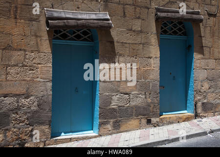 Due porte blu su una strada a Gozo, Malta Foto Stock