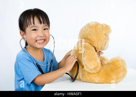 Asian poco ragazza cinese di riproduzione medico con Teddy Bear isolati su sfondo bianco Foto Stock