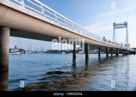 Gosport, Hants UK - 25 dic. 2014: Millennium Bridge campate Forton Lago ad alta marea su un soleggiato 25 Dic a Gosport, Regno Unito Foto Stock