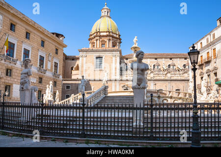 Viaggio in Italia - Le statue e fontana del Pretorio (Fontana Pretoria) su piazza Pretoria nel centro della città di Palermo in Sicilia Foto Stock