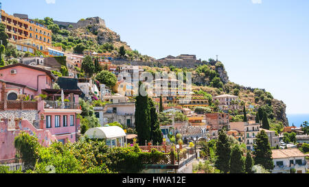 Viaggiare in Italia - Taormina cityscape da Castelmola villaggio in Sicilia nel giorno di estate Foto Stock