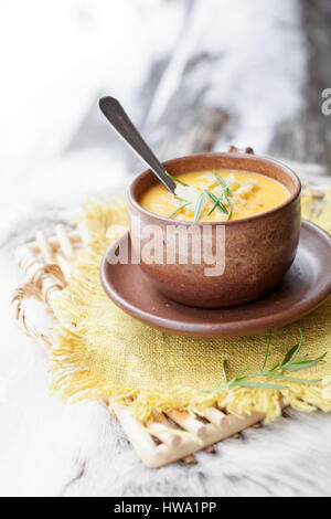 Minestra invernale con patate dolci e carota Foto Stock