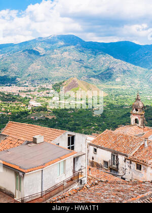 Viaggiare in Italia - Vista di Francavilla di Sicilia città nella valle di montagna da Castiglione di Sicilia città in Sicilia Foto Stock