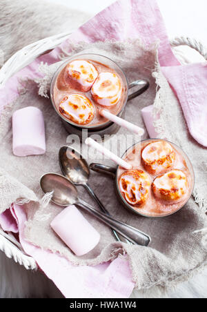 Cioccolata calda con rosa marshmallows arrosto Foto Stock