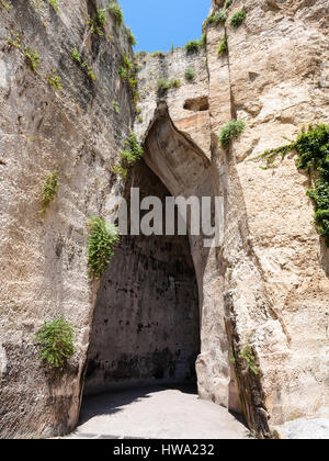 Viaggiare in Italia - Orecchio di Dionisio grotta in Temenites Hill in latomie del paradiso area del Parco archeologico di Siracusa città Foto Stock