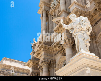 Viaggiare in Italia - San Paolo Apostolo statua vicino a Cattedrale di Siracusa in Sicilia Foto Stock