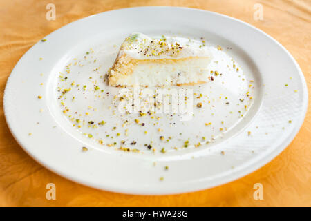Viaggiare in Italia cucina italiana - locale dolci siciliani Cassata torta sulla piastra bianca in Sicilia Foto Stock