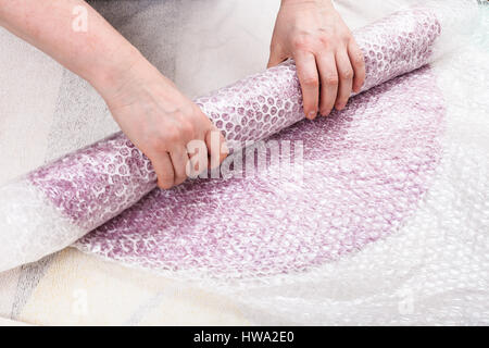 Laboratorio di fabbricazione di feltro per beret in umido processo di infeltrimento - hatter rotoli di fibre di lana con hat layout Foto Stock