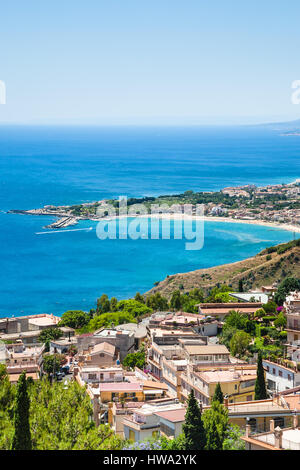 Viaggiare in Italia - Vista della città di Taormina e Giardini Naxos Beach sulla costa del Mar Ionio da Castelmola villaggio in Sicilia nel giorno di estate Foto Stock