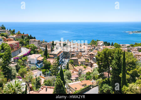 Viaggiare in Italia - sopra la vista della città di Taormina dal villaggio di Castelmola in Sicilia nel giorno di estate Foto Stock