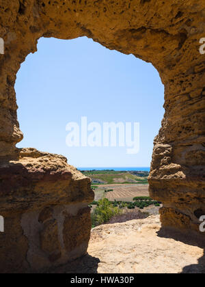 Viaggiare in Italia - vista del mare Mediterraneo costa da parete del tempio nella Valle dei Templi di Agrigento, Sicilia Foto Stock