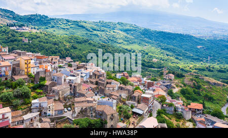 Viaggiare in Italia - sopra la vista delle case urbane di Castiglione di Sicilia città e la valle di montagna in Sicilia Foto Stock