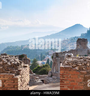 Viaggiare in Italia - muri di mattoni di antico Teatro Greco (Teatro Greco) nella città di Taormina in Sicilia Foto Stock