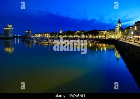 Francia, della Charente-Maritime, La Rochelle Vieux Port (porto vecchio) con Saint Nicolas la torre e la torre della catena di sinistra e il grande orologio porta destra Foto Stock