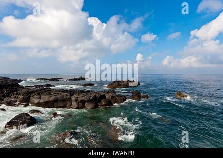 Corea del Sud, Provincia di Jeju, onde potenti battendo la costa dell'isola di Mara Foto Stock