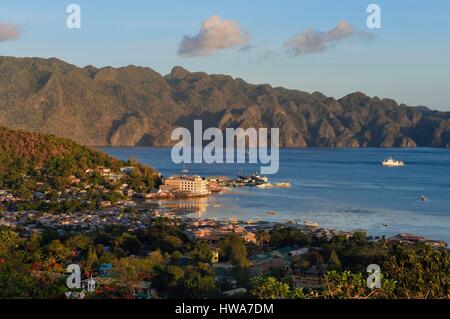 Filippine, Isole Calamian nel nord di Palawan, Coron Island, Coron Town e coron Island Naturale Area biotica in background Foto Stock