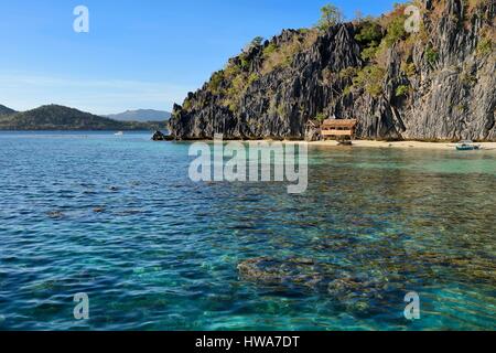 Filippine, Isole Calamian nel nord di Palawan, Coron Island Naturale Area biotiche, Banul spiaggia sotto le pareti di rocce calcaree Foto Stock