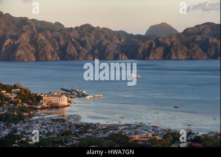 Filippine, Isole Calamian nel nord di Palawan, Coron Island, Coron Town e coron Island Naturale Area biotica in background Foto Stock