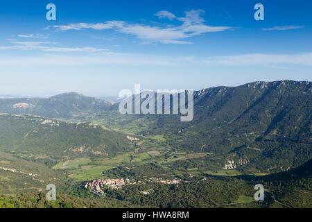 Francia, Aude, Pays Cathare, Les Corbieres, Duilhac sous Peyrepertuse, vista sulla vallata, il borgo e il castello di Queribus su uno sperone di roccia da Peyre Foto Stock