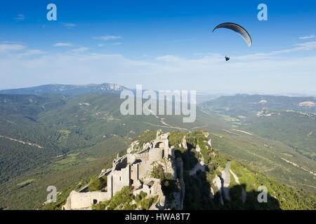 Francia, Aude, Pays Cathare, Les Corbieres, Duilhac sous Peyrepertuse, parapendio su Peyrepertuse castello cataro situato su uno sperone di roccia Foto Stock