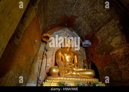 Myanmar, Bagan, tempio di Htilo Milo datato 13 secolo, seduto statua del Buddha Foto Stock