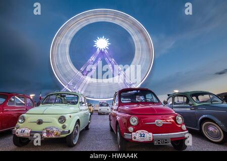 Francia, Var, Saint Raphael, esplanade Jean-louis Delayen, concentrazione di ex vetture durante la quarta riunione Fiat 500 nella parte anteriore della grande ruota Foto Stock