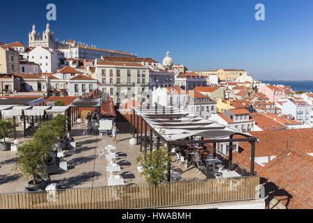 Il Portogallo, Lisbona, quartiere di Alfama, vista sul monastero Sao Vicente, della cupola del Pantheon nazionale del Portogallo ex chiesa di Santa Engra Foto Stock