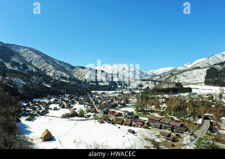 Giappone, Honshu, Prefettura di Gifu, Shirakawa-go villaggio classificato come patrimonio mondiale dall' UNESCO, sotto la neve Foto Stock