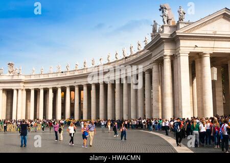 L'Italia, Lazio, Roma, Città del Vaticano, classificato come patrimonio mondiale dall UNESCO, statue di santi, del colonnato del Bernini, Piazza San Pietro, Piazza San Pietro Foto Stock