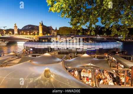 Francia, Parigi, zona elencata come patrimonio mondiale dall UNESCO, il nuovo Berges al Quai d'Orsay con il bar barge il flusso e il ponte Alexandre III Foto Stock