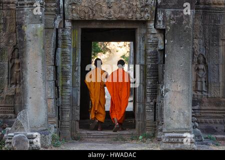 Cambogia, Kompong Cham, provincia di Kompong Cham, monaci andando fuori Iva tempio Nokor Foto Stock