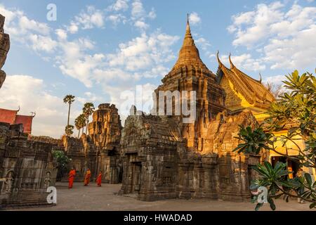 Cambogia, Kompong Cham, provincia di Kompong Cham, monaci in Iva Nokor tempio Foto Stock