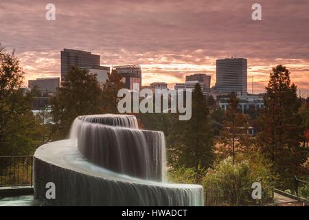 Stati Uniti, Carolina del Sud, Columbia, skyline della città e la fontana, Finlay Park, mattina Foto Stock