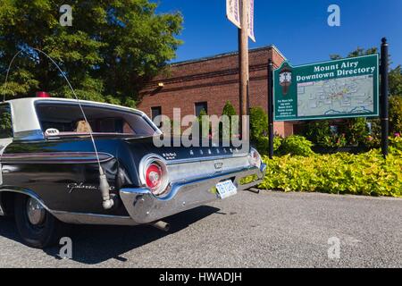 Stati Uniti, Nord Carolina, Mt. Arioso, la città era il modello per Mayberry nella serie TV Andy di Mayberry, replica 1962 Ford auto della polizia al di fuori di Wally Foto Stock