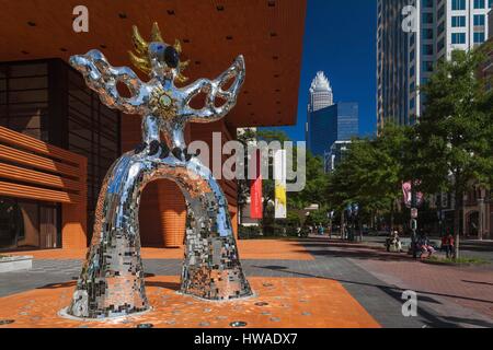 Stati Uniti, Nord Carolina, Charlotte, Bechtler Museum di Arte Moderna, esterno con la scultura Firebird per artista Nikki de Saint Phalle Foto Stock