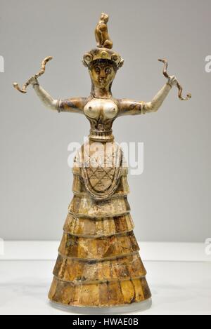 La Grecia, Creta, Heraklion, museo archeologico, Minoan serpenti dea trovata a Knossos nel 1906 e risalente al 1600 AC Foto Stock