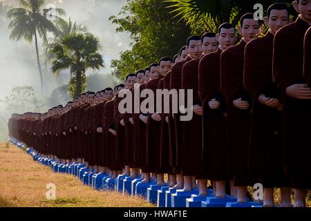 Myanmar Birmania, Mawlamyine, Moulmein, frazioni di Mawlamyine, Buddha Win Sein, monaci buddisti statue Foto Stock